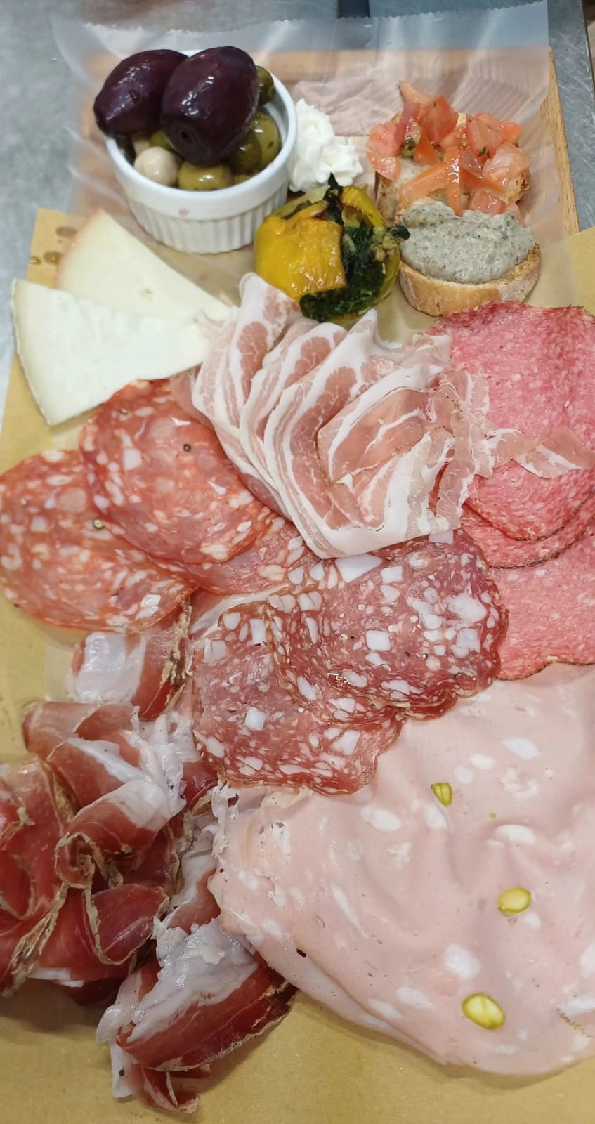 Ricco tagliere di salumi toscani e formaggi