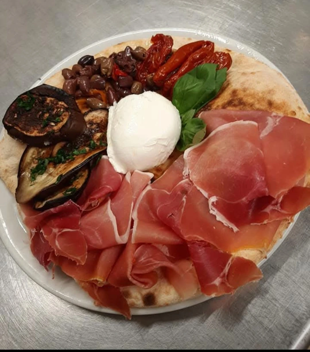 Schiacciatina con prosciutto crudo, burrata e verdure grigliate